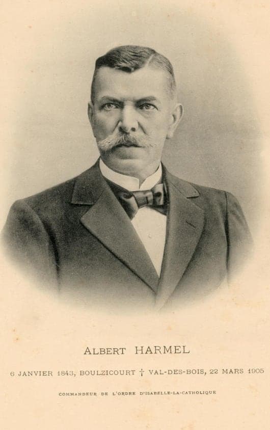 Head-and-shoulders portrait of Albert Harmel, with a white moustache and bow tie, in a vignetted oval; beneath it: “Commandeur de l'ordre d'Isabelle-la-Catholique”.