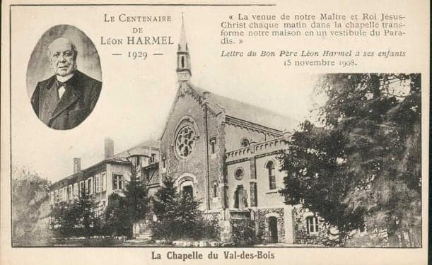 The Val-des-Bois chapel before the war, with a medallion portrait of Léon Harmel and a sentence from his letter of 15 November 1908 on the daily Mass which “transforme notre maison en un vestibule du Paradis” (turns our house into an antechamber of Paradise).