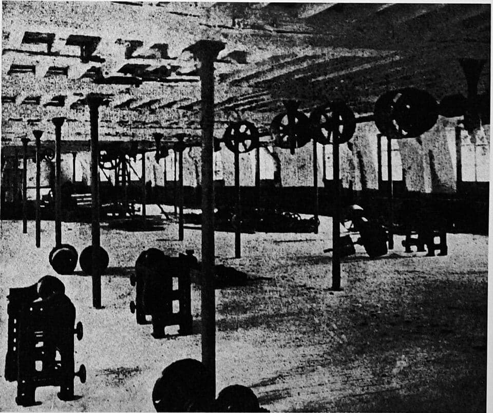 Interior of a Reims spinning mill: spinning machines lined up in a vast workshop.