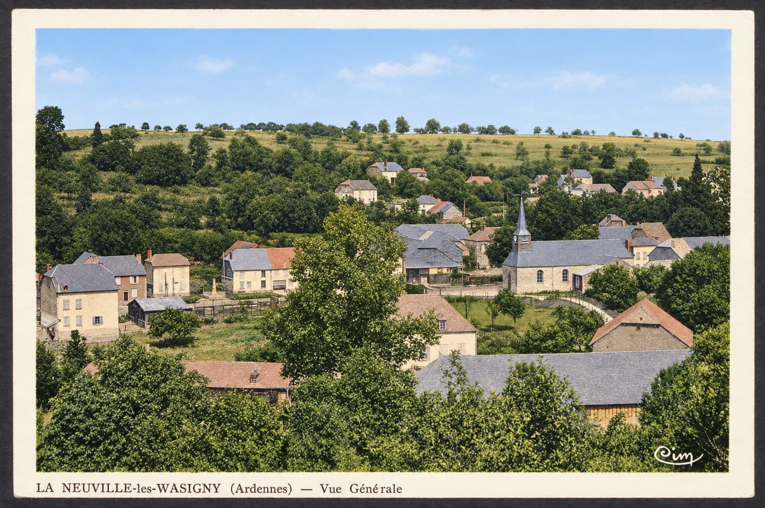 Blick von oben auf das Dorf La Neuville-lès-Wasigny: Häuser, Gärten und Kirchturm in einer Senke zwischen Hügeln.