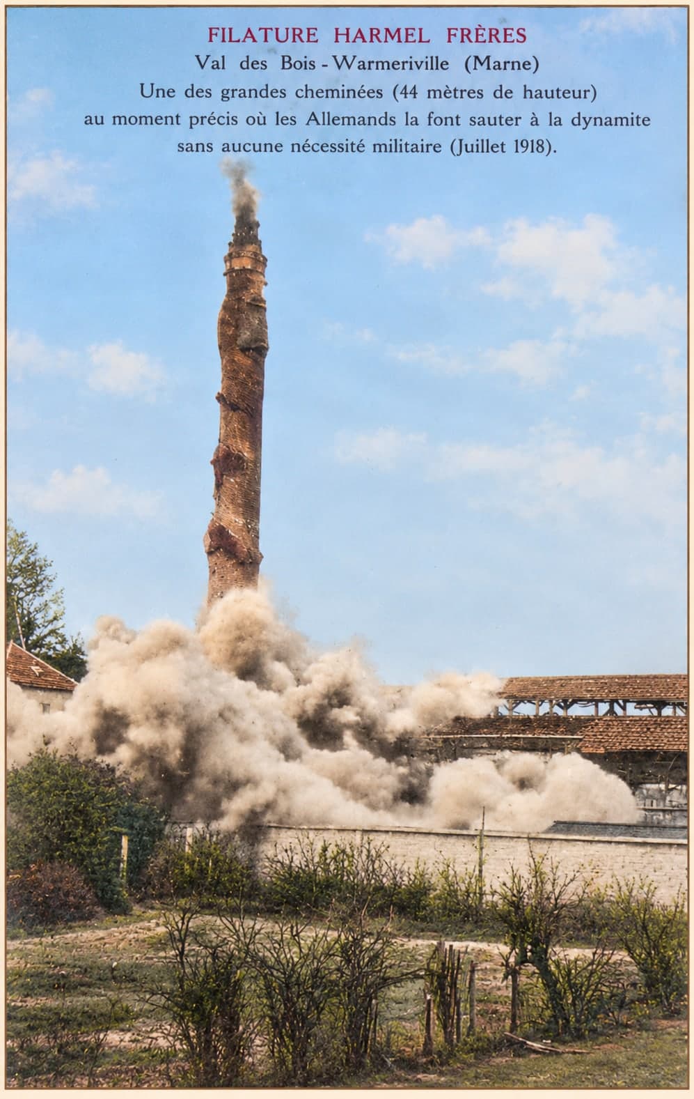 Postkarte: Ein großer, 44 Meter hoher Fabrikschornstein stürzt infolge einer Explosion ein; die gedruckte Bildunterschrift datiert das Ereignis auf Juli 1918.