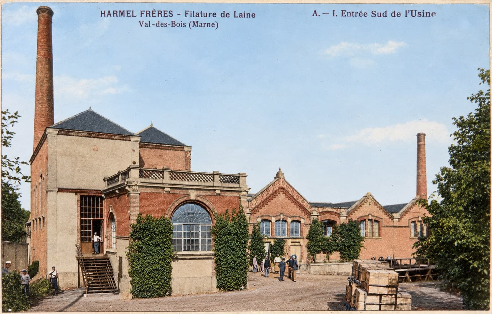 Postcard: the south entrance of the Harmel spinning mill, with brick buildings and a courtyard.