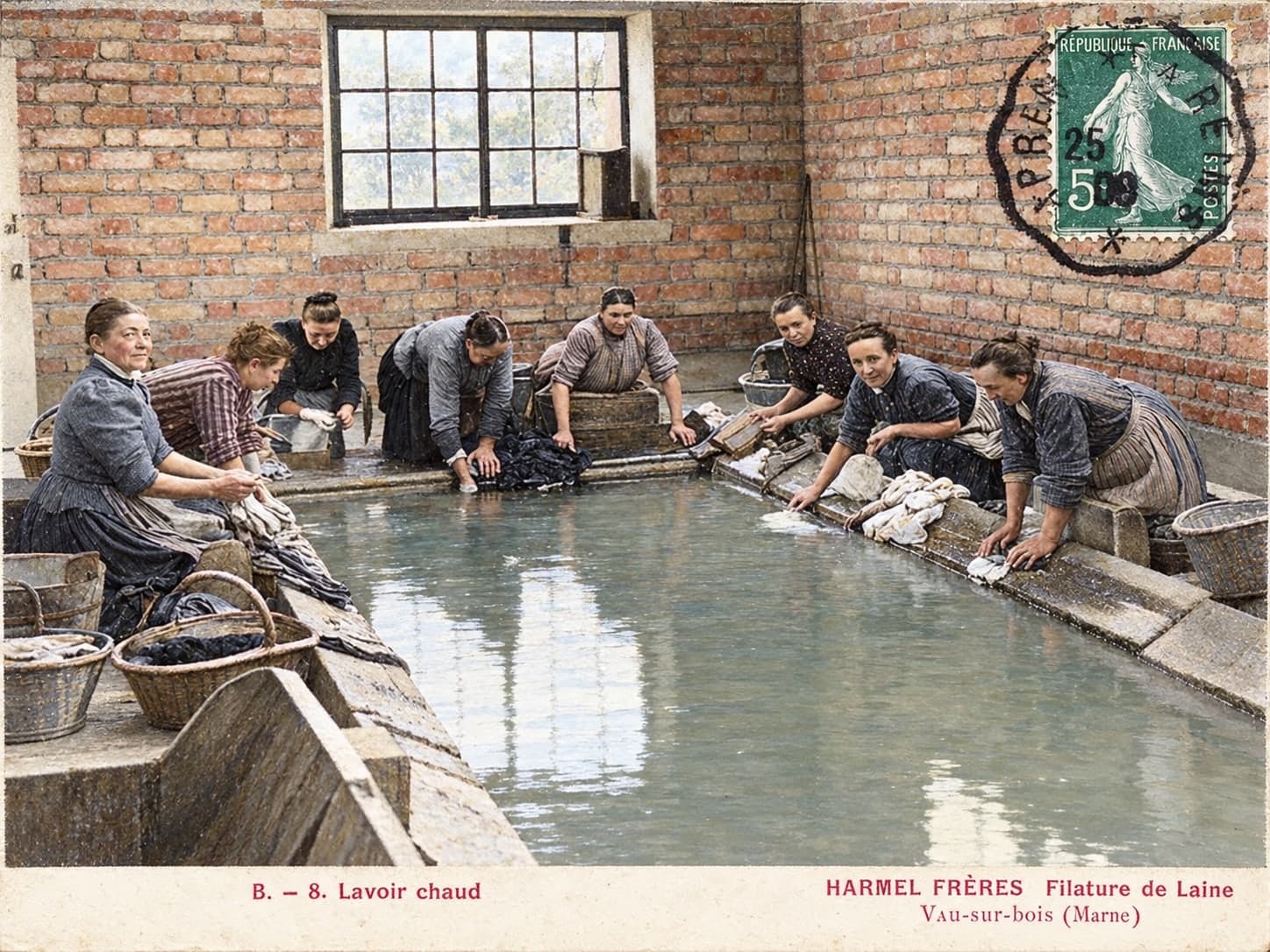 Postcard: women doing the washing at the heated wash house of Val-des-Bois.
