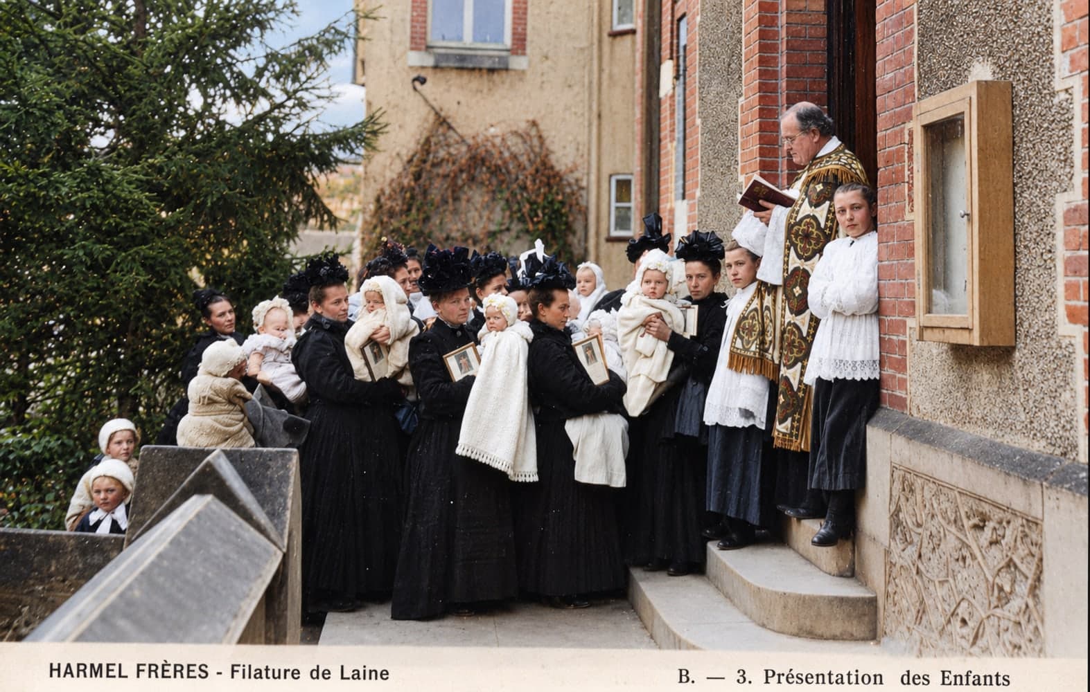 Postcard: religious ceremony of the presentation of the children in front of the Val-des-Bois chapel.