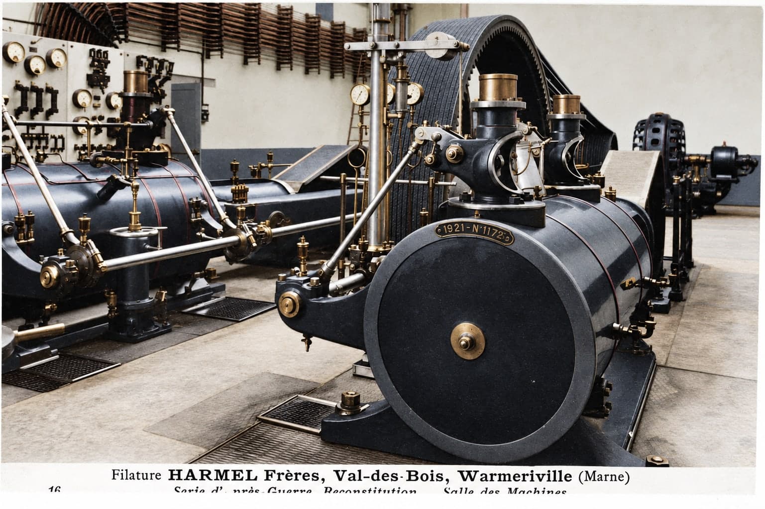 Postkarte: große Dampfmaschine im Maschinensaal der wiederaufgebauten Fabrik.