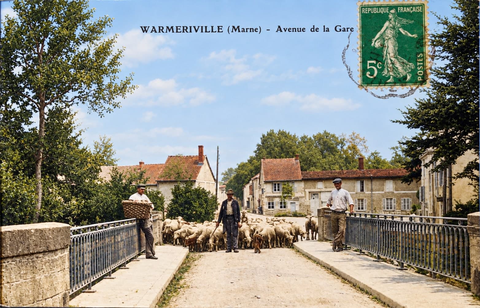 Sepia-Postkarte: Ein Schäfer und seine Schafherde überqueren die Brücke der Avenue de la Gare in Warmeriville.